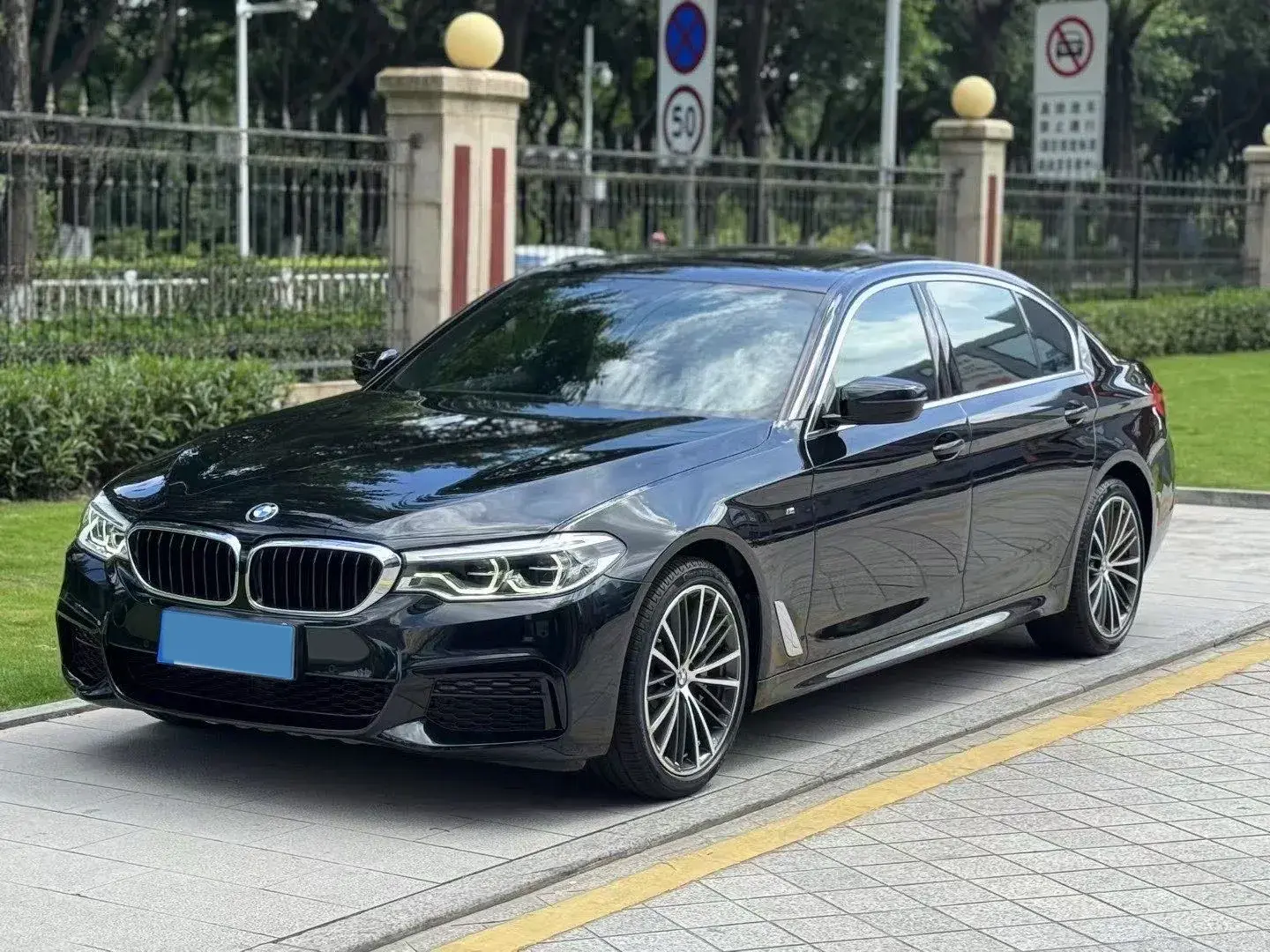 2020 BMW 5 view 1