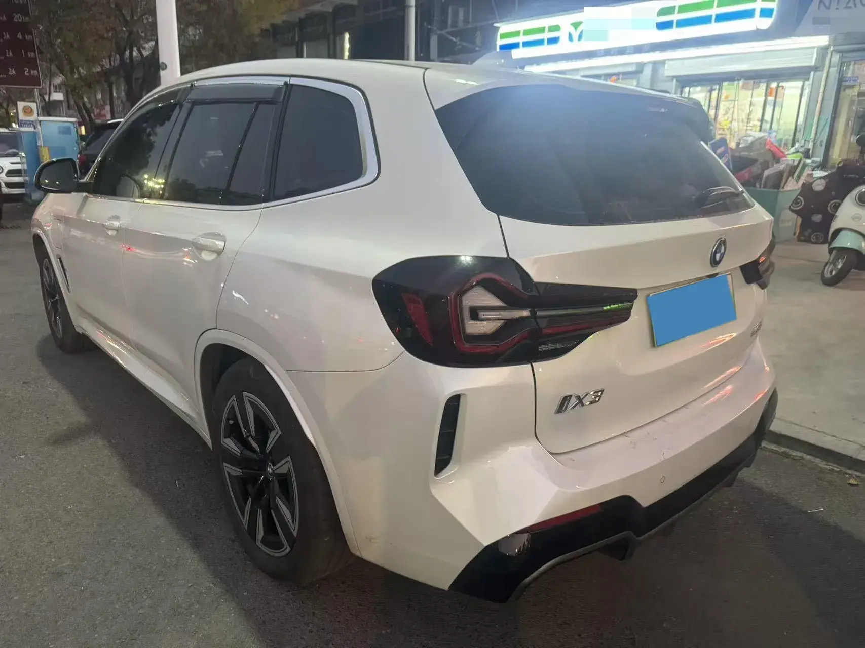 2024 BMW IX3 thumbnail 2