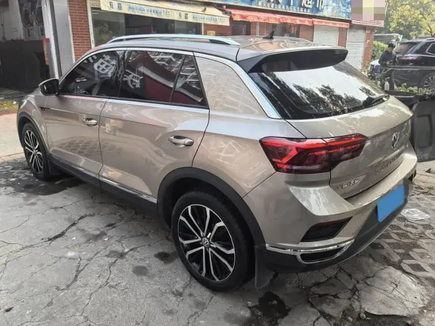 2019 VOLKSWAGEN T-ROC thumbnail 4