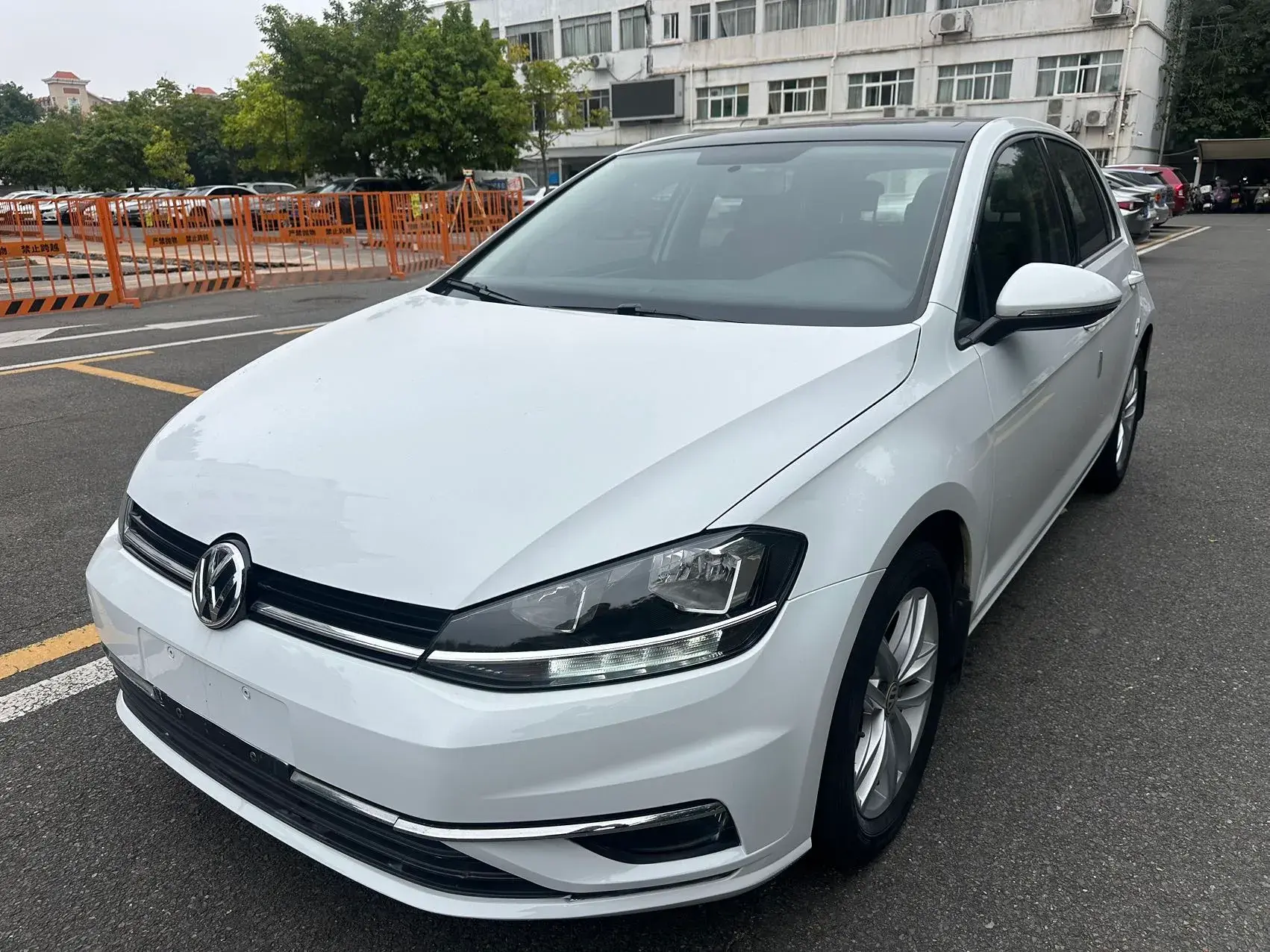 2018 VOLKSWAGEN GOLF view 1