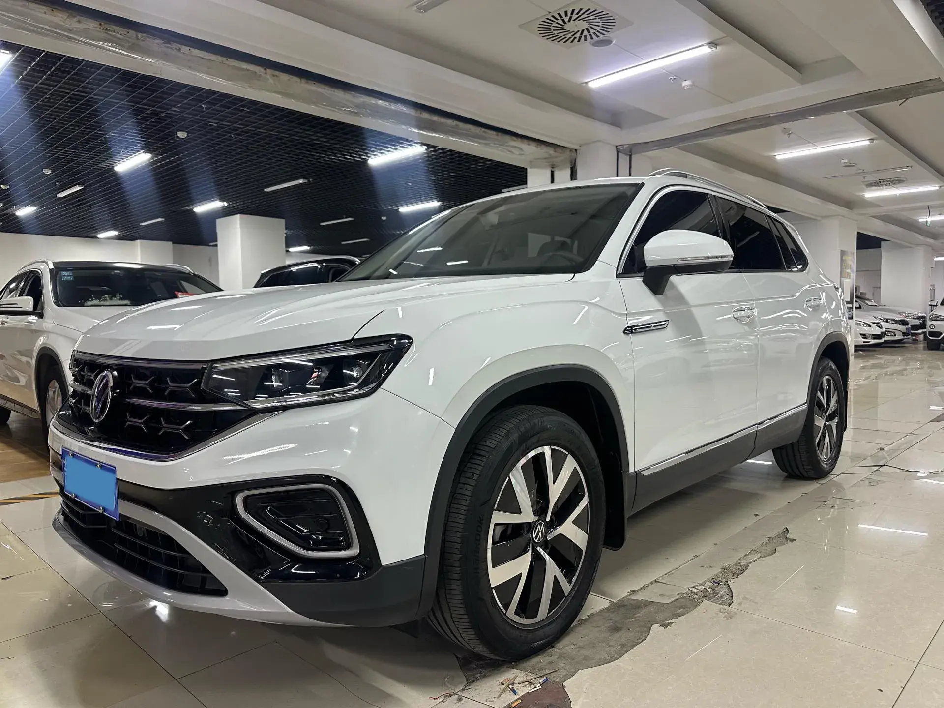 2023 VOLKSWAGEN TAYRON view 1