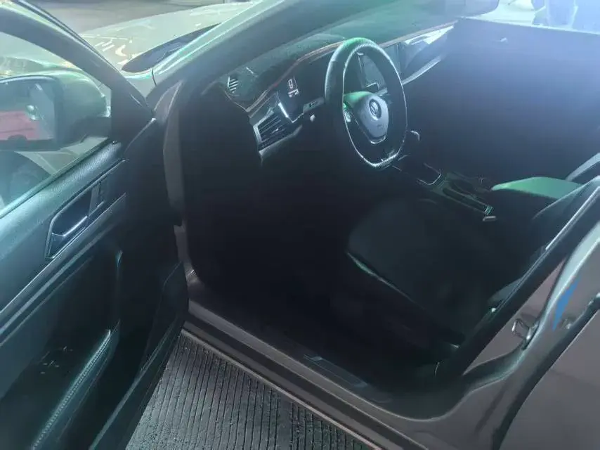 2018 VOLKSWAGEN LAVIDA thumbnail 3