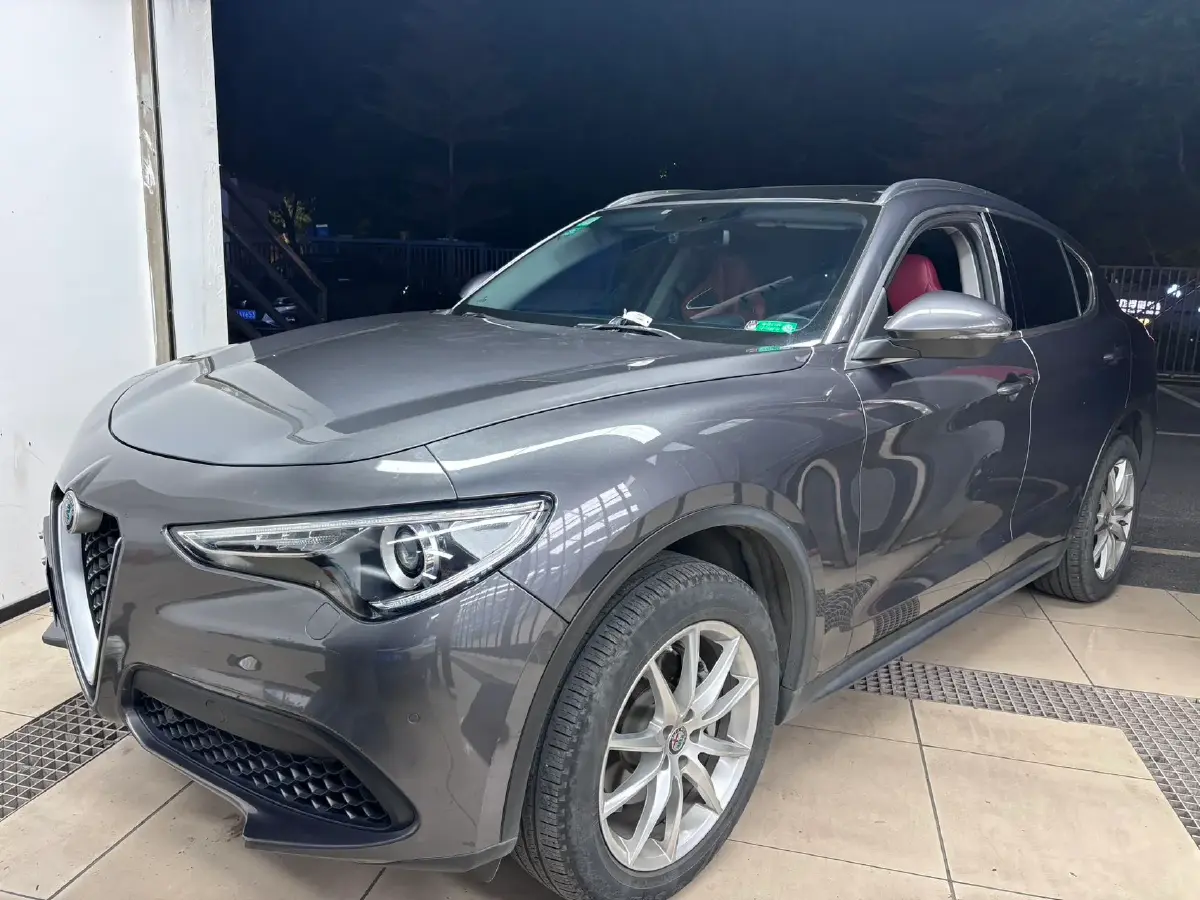 2017 Alfa Romeo Stelvio 2.0T 200HP L4 8AT