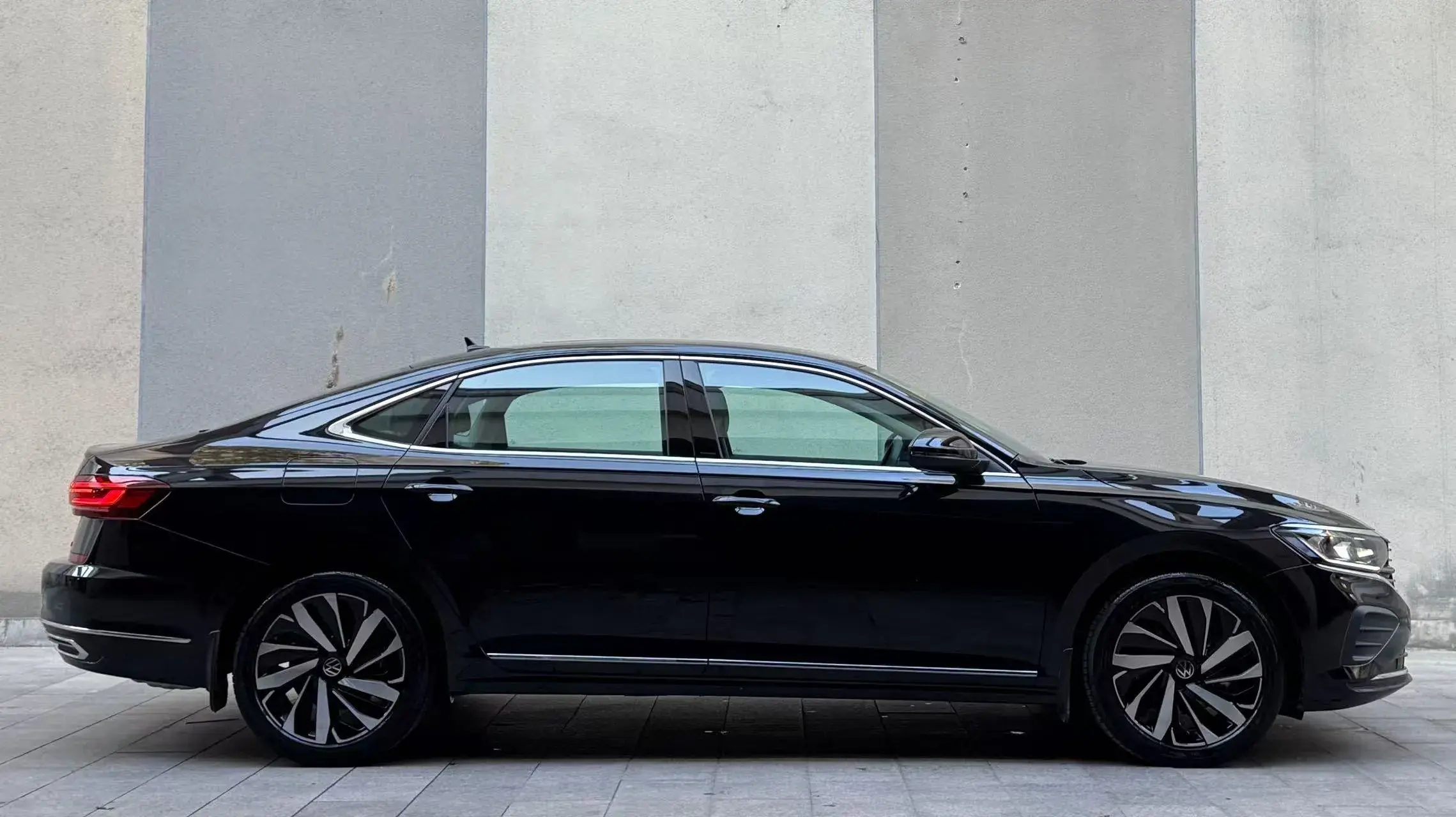 2025 VOLKSWAGEN PASSAT thumbnail 4