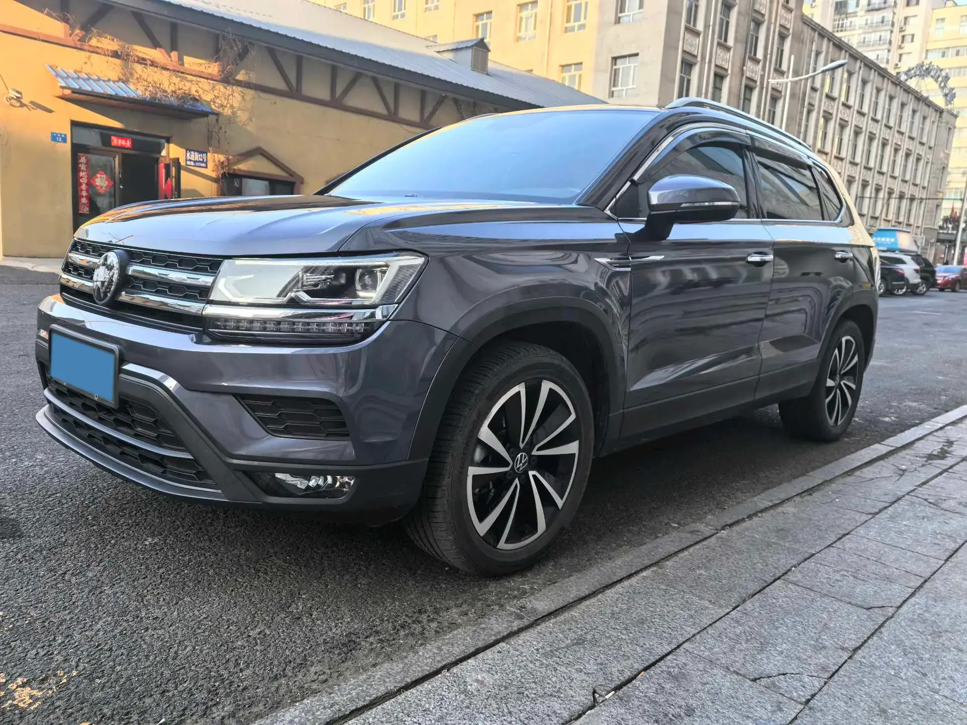 2021 VOLKSWAGEN THARU view 1