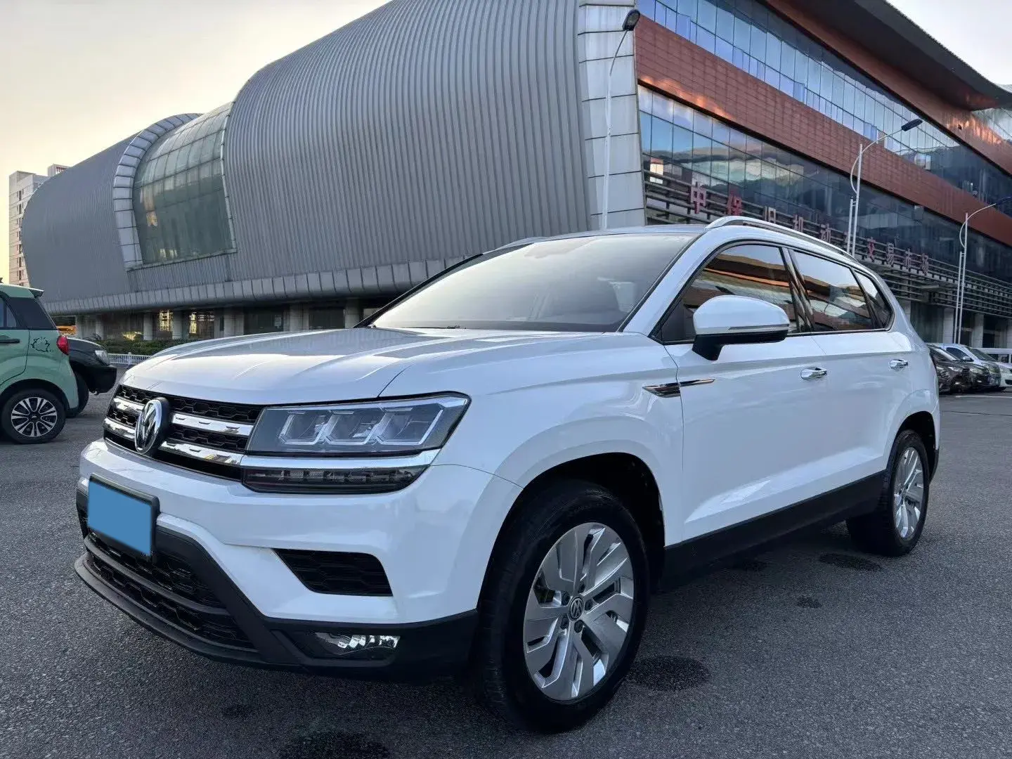 2019 VOLKSWAGEN THARU view 1