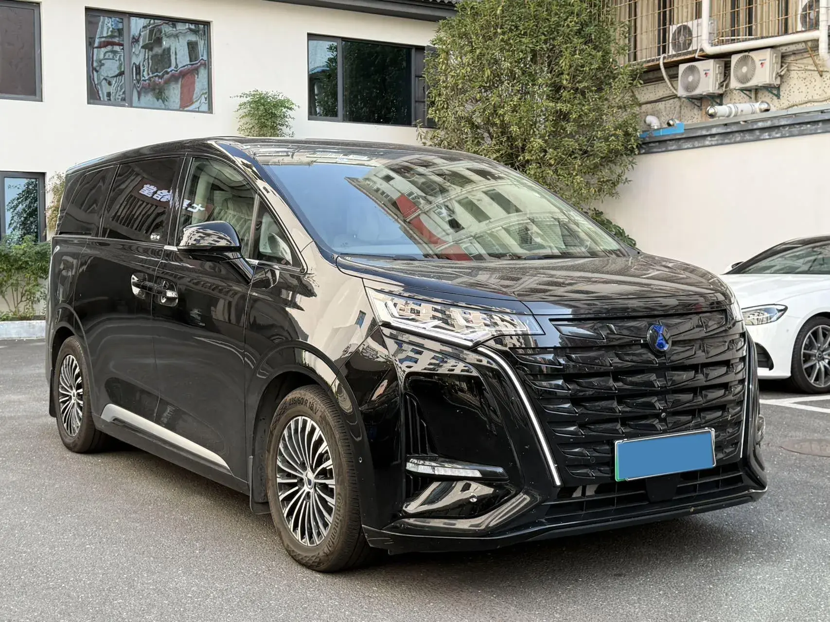 2022 DENZA D9 thumbnail 3