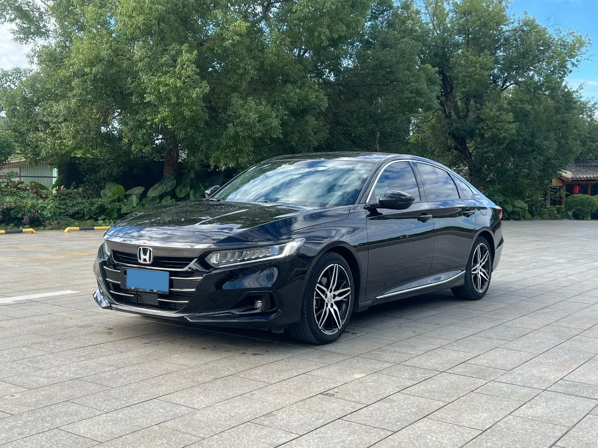 2022 HONDA ACCORD view 1