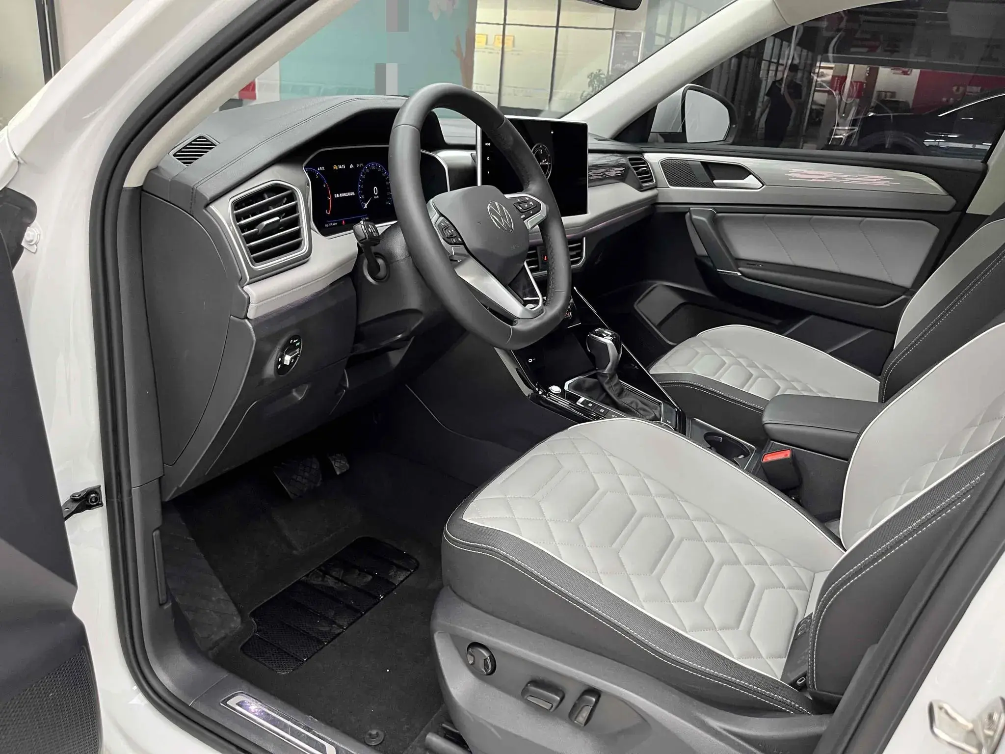 2023 VOLKSWAGEN TAYRON thumbnail 4