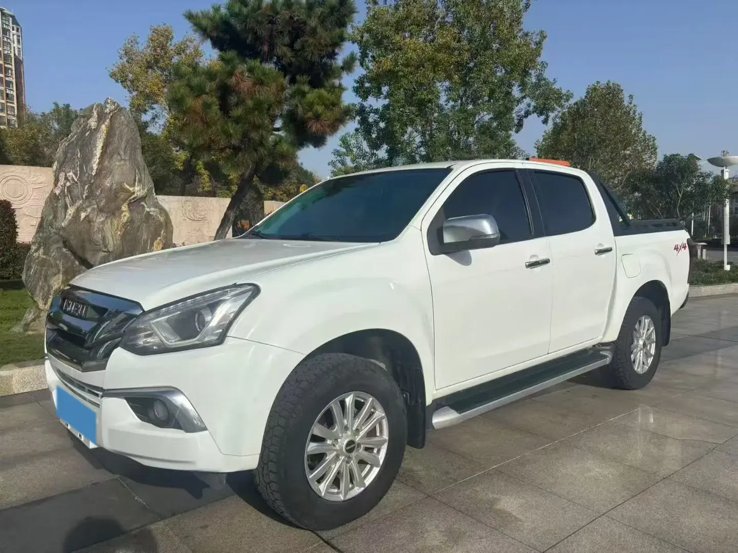 2020 ISUZU D-MAX view 1