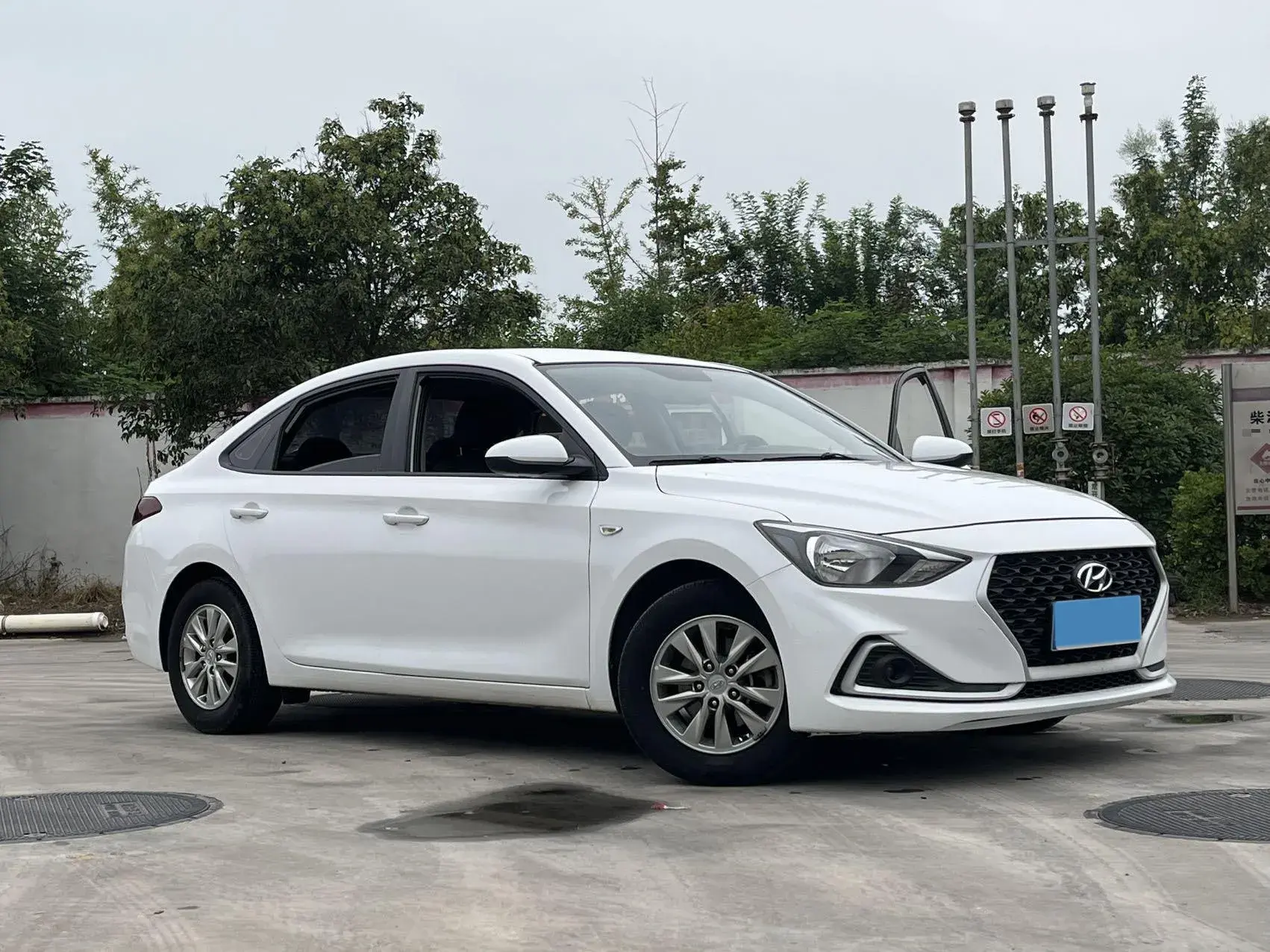 2017 HYUNDAI CELESTA thumbnail 3