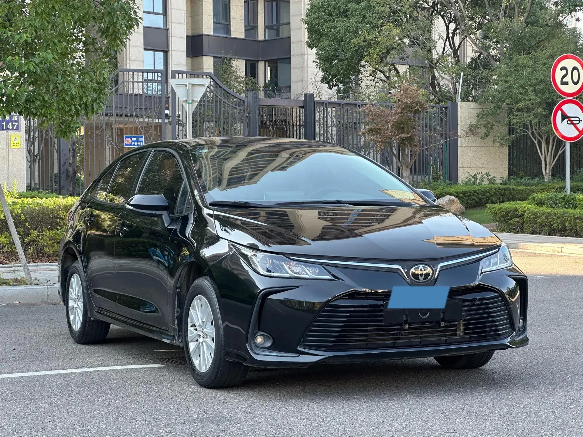 2019 TOYOTA COROLLA thumbnail 3