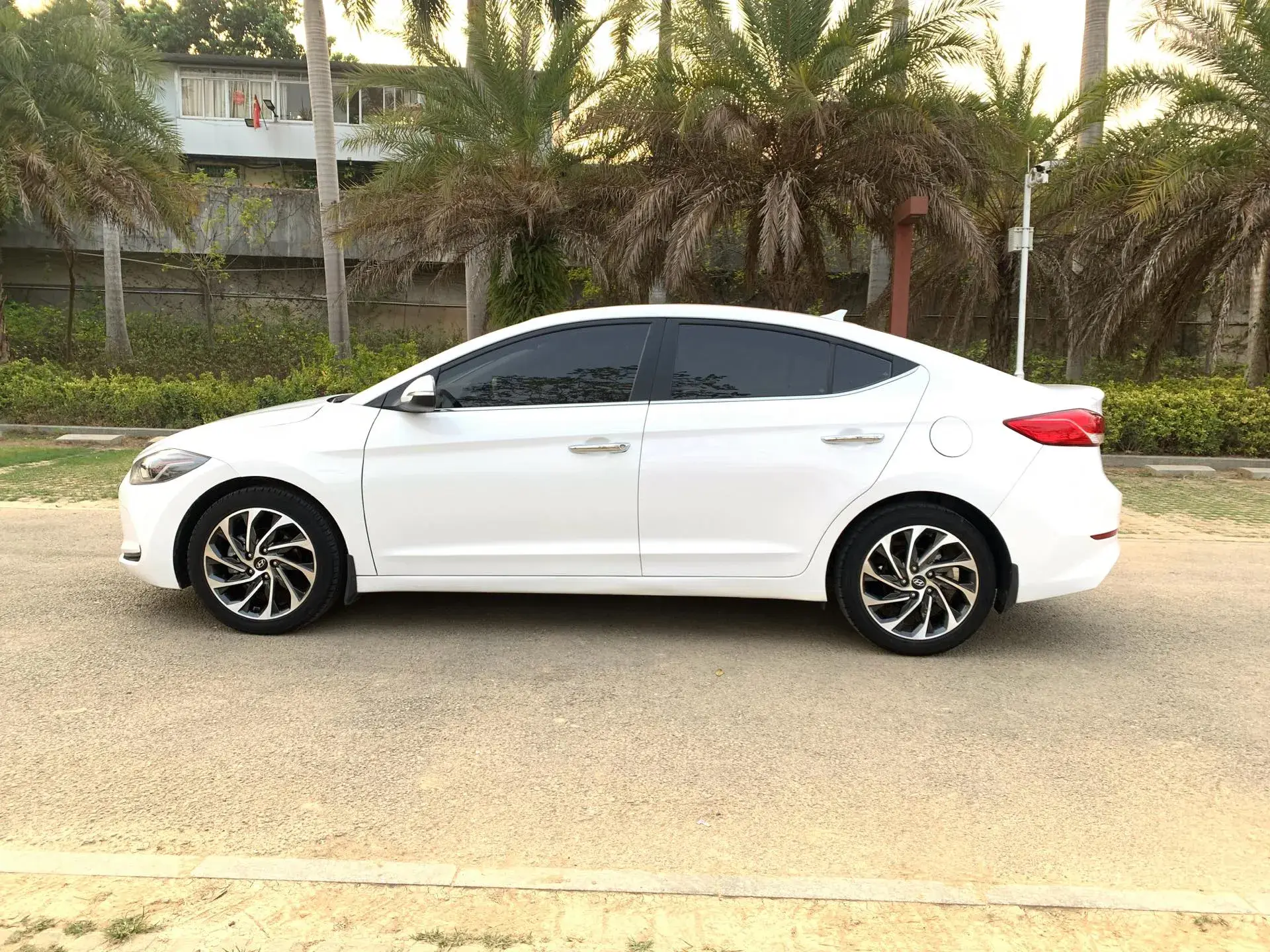 2019 HYUNDAI ELANTRA thumbnail 3