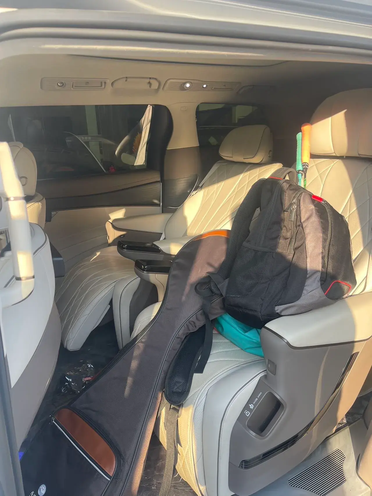 2022 DENZA D9 thumbnail 3