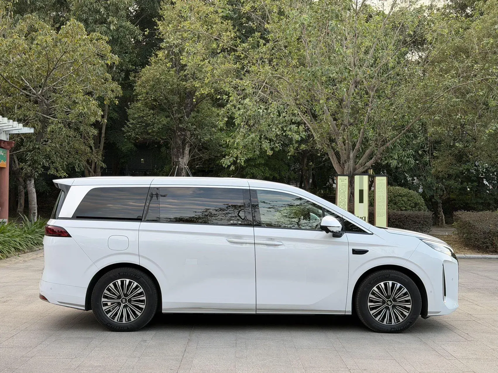 2025 BYD XIA thumbnail 3