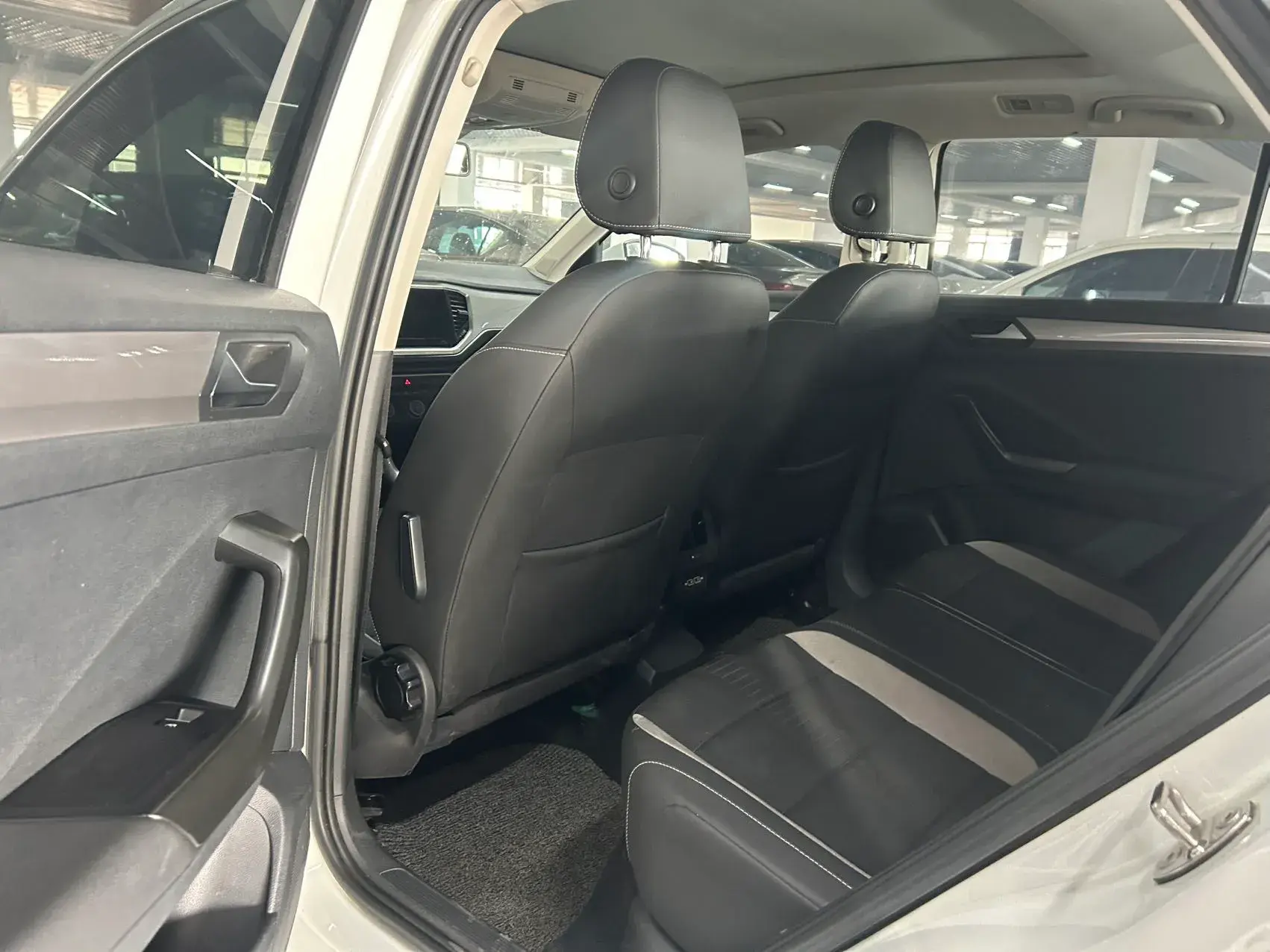 2022 VOLKSWAGEN T-ROC thumbnail 4