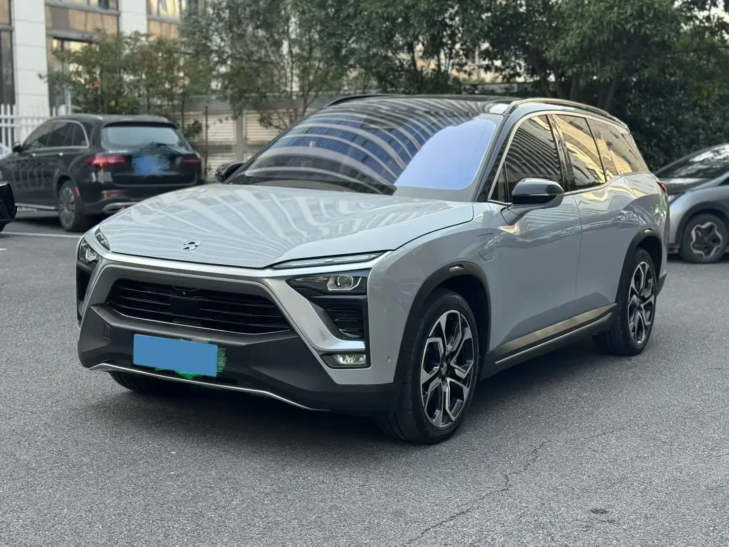2018 NIO ES8 view 1