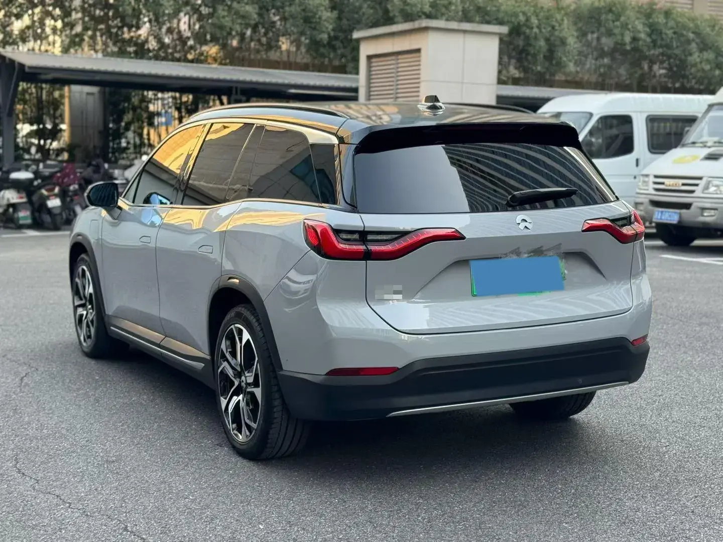 2018 NIO ES8 thumbnail 4