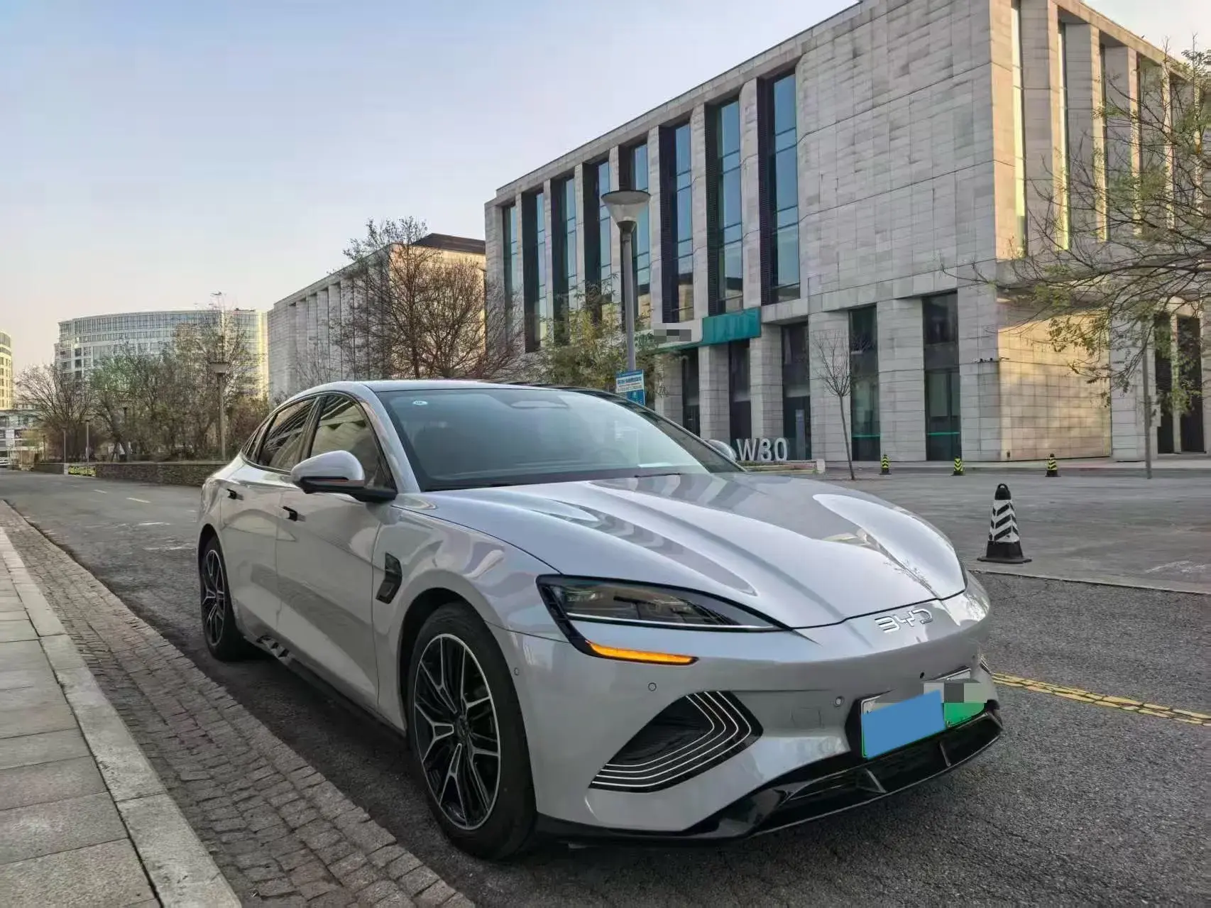 2025 BYD SEAL thumbnail 3