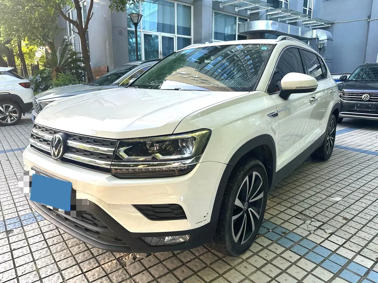 2022 VOLKSWAGEN THARU view 1