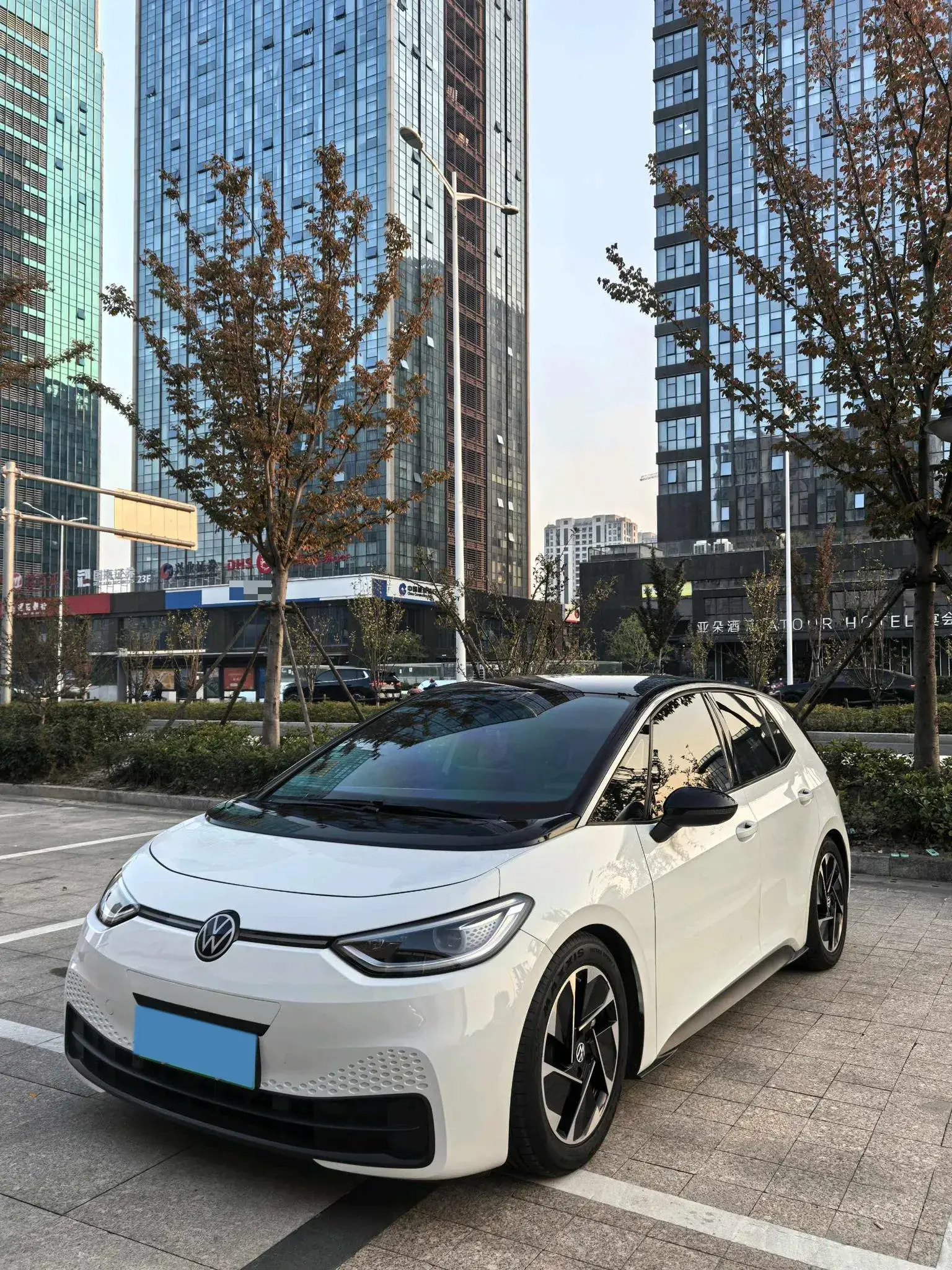 2025 VOLKSWAGEN ID.3 view 1