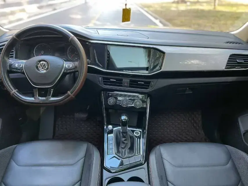 2019 VOLKSWAGEN TAYRON thumbnail 3