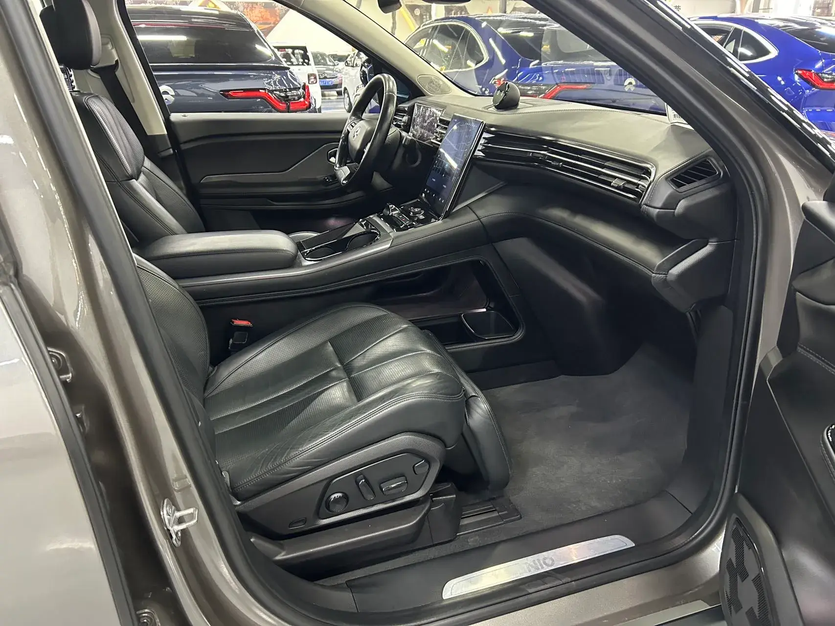 2018 NIO ES8 thumbnail 3