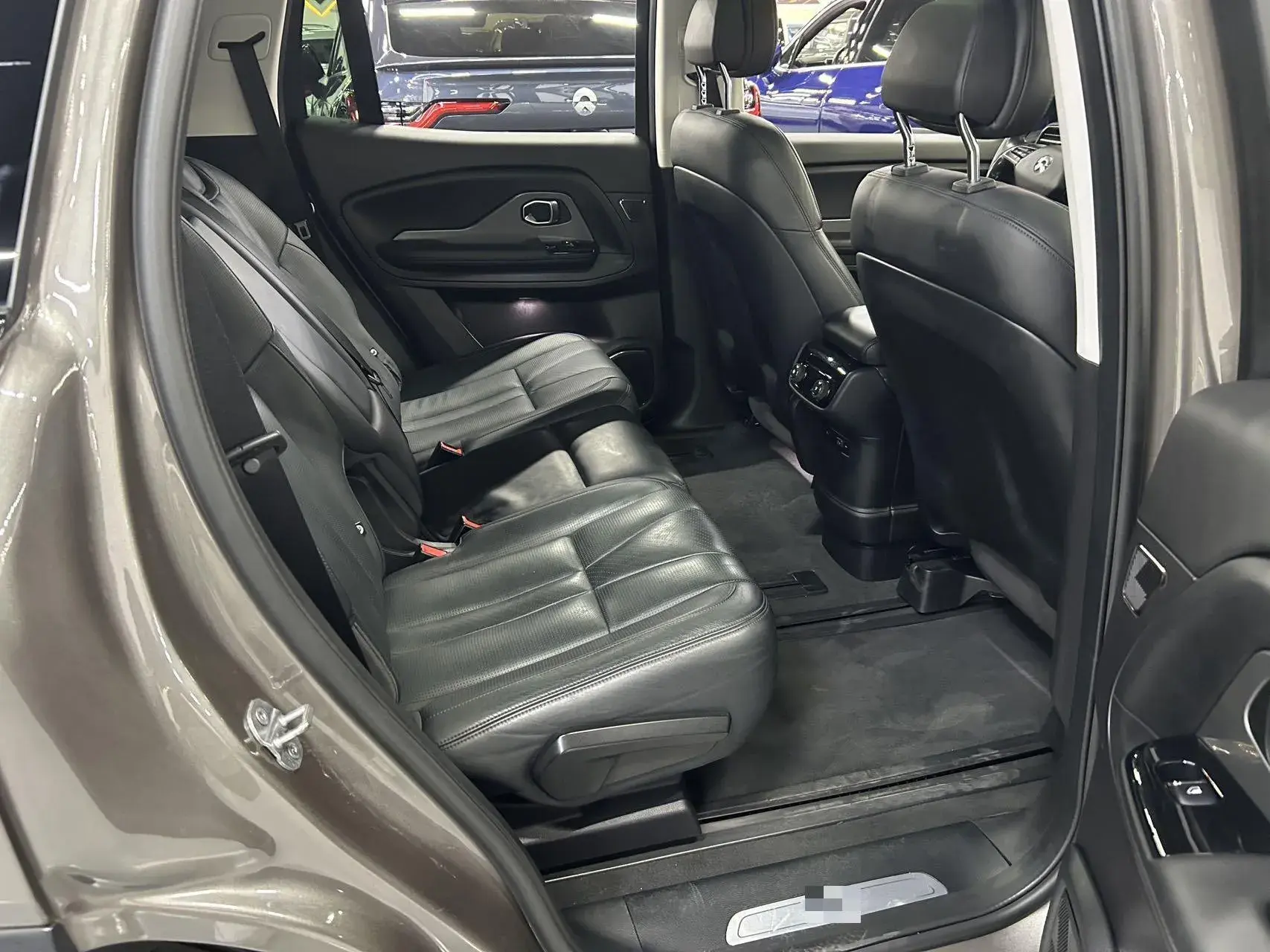 2018 NIO ES8 thumbnail 4