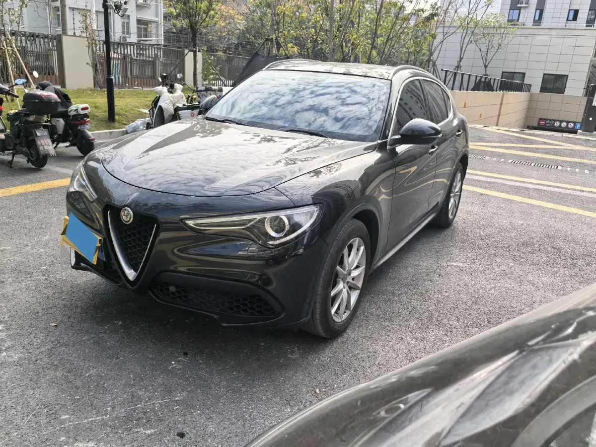 2017 Alfa Romeo Stelvio 2.0T 200HP L4 8AT