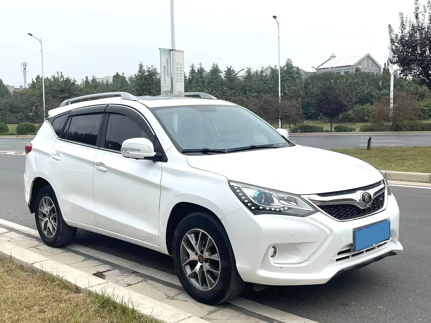 2017 BYD SONG thumbnail 3