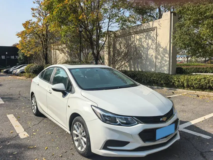 2018 CHEVROLET CRUZE thumbnail 2