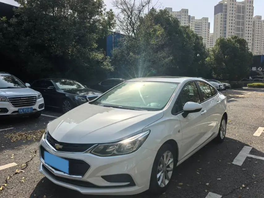 2018 CHEVROLET CRUZE view 1