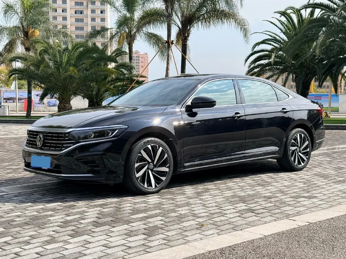 2023 Volkswagen Passat 2.0T 220HP L4 7DCT