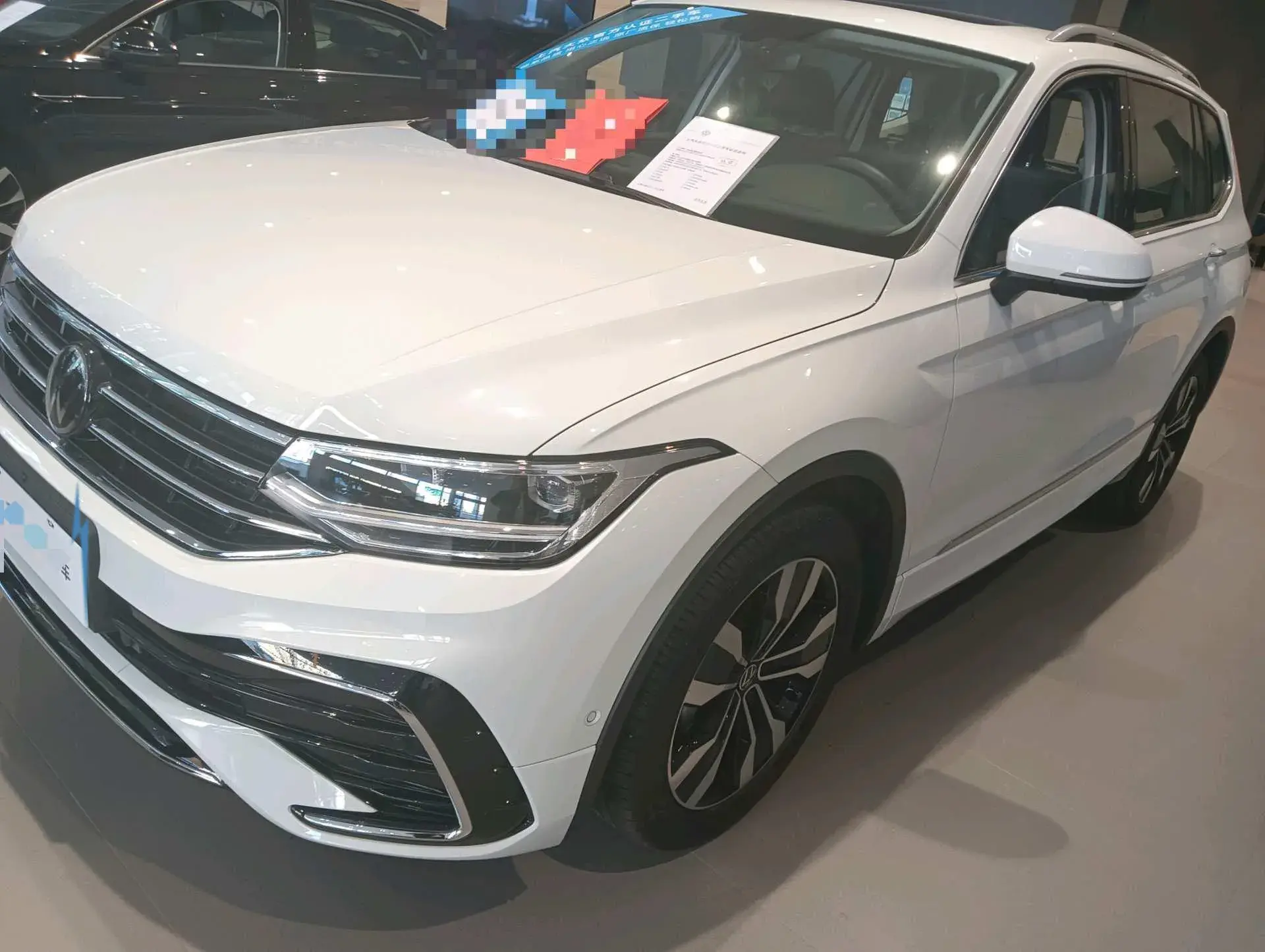 2024 VOLKSWAGEN TIGUAN view 1