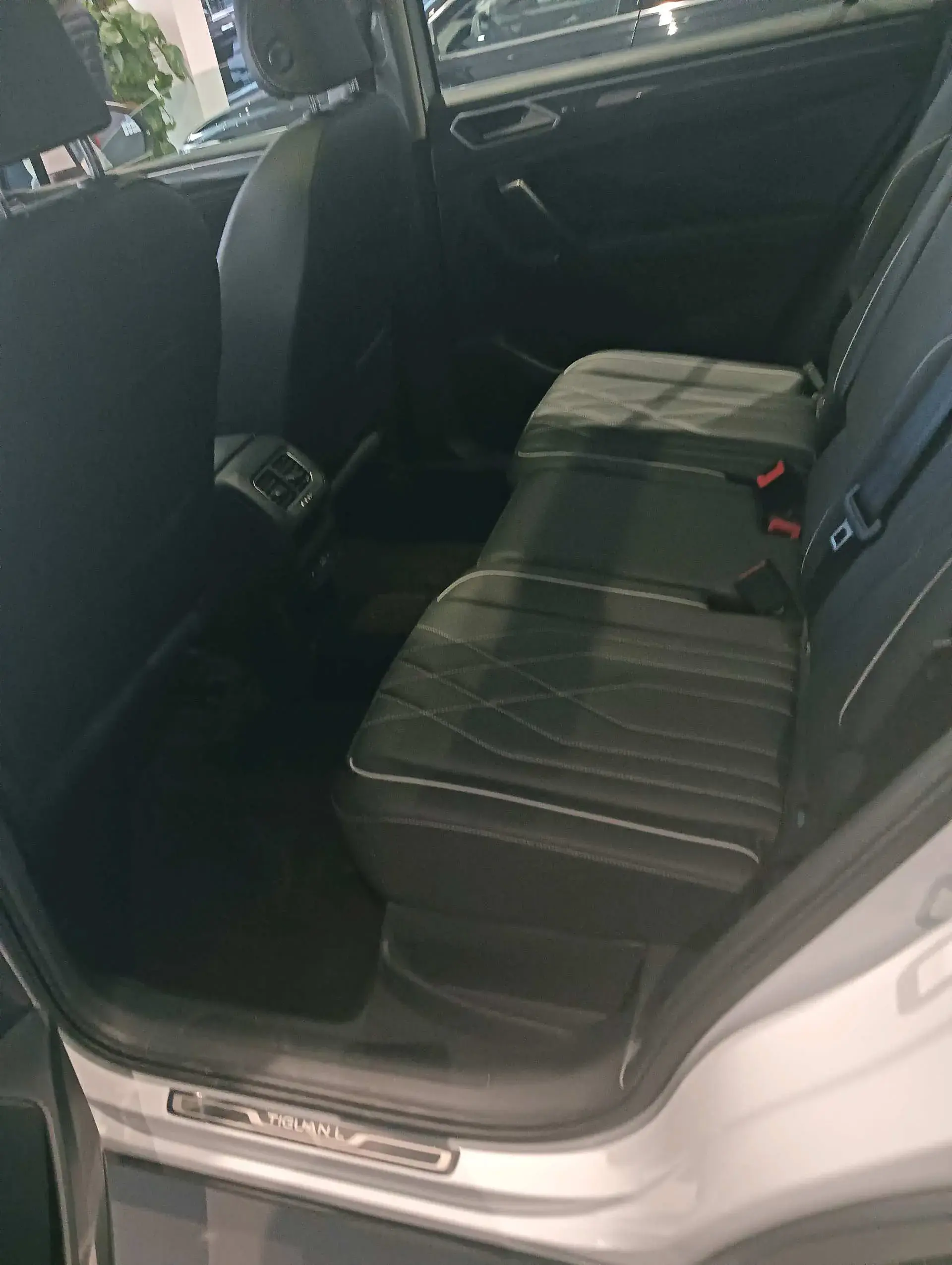 2024 VOLKSWAGEN TIGUAN thumbnail 3