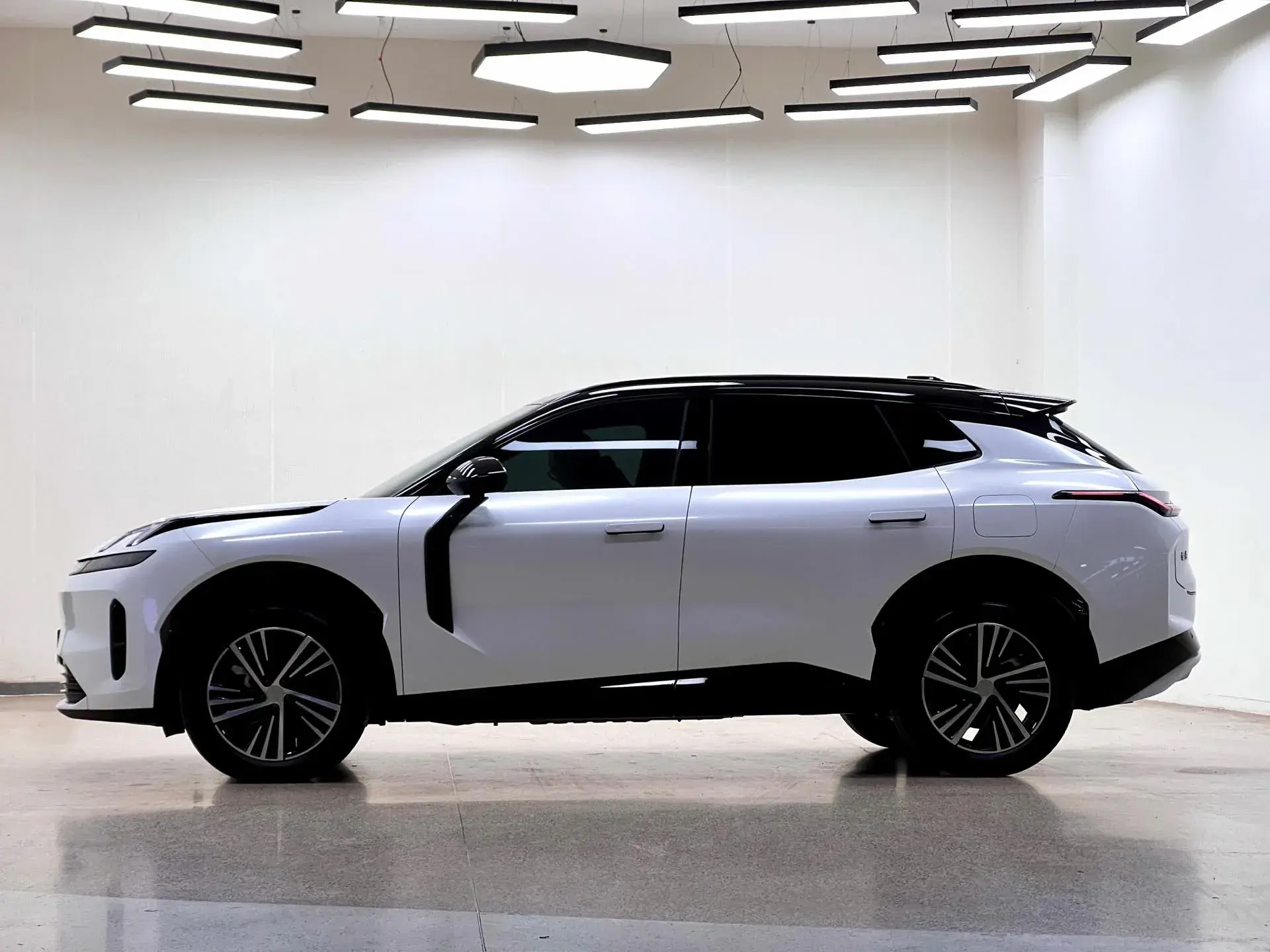 2023 LYNK&CO 08 thumbnail 3