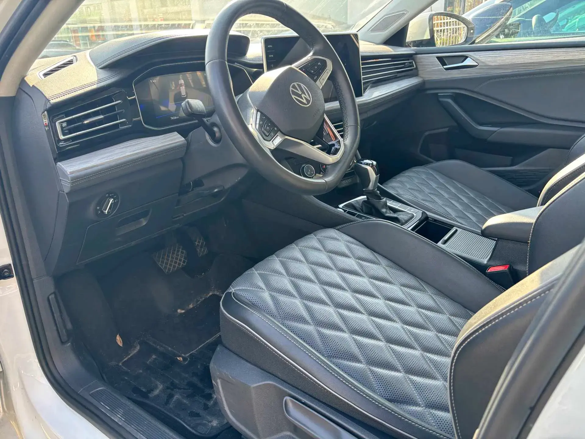 2023 VOLKSWAGEN SAGITAR thumbnail 3