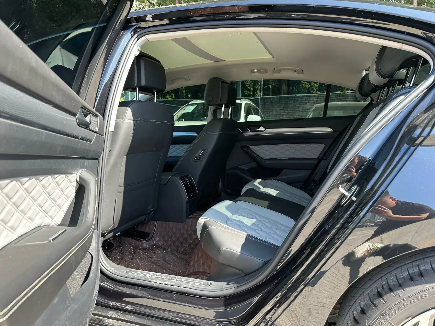 2023 VOLKSWAGEN MAGOTAN thumbnail 3