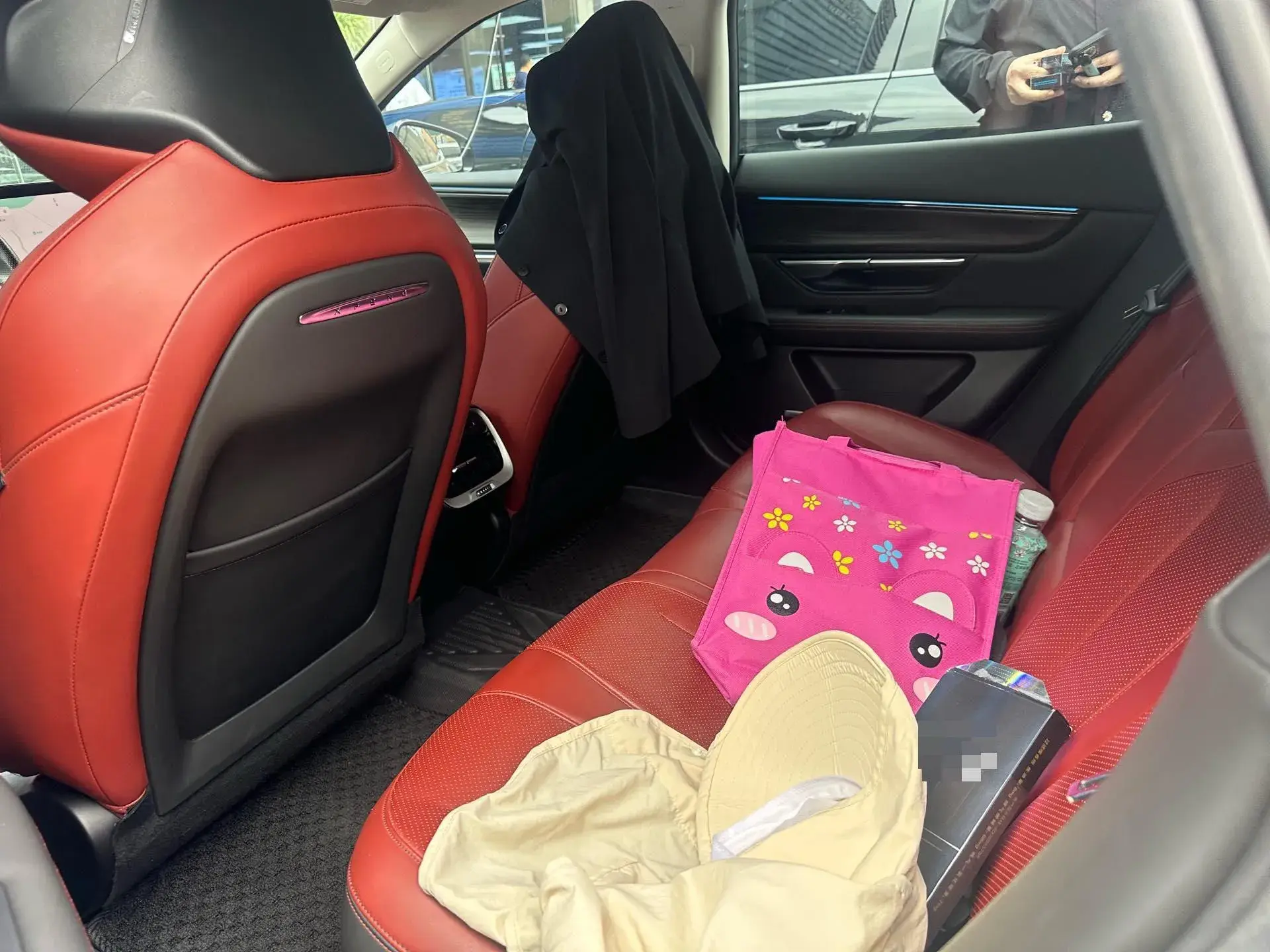 2022 XPENG P7 thumbnail 4