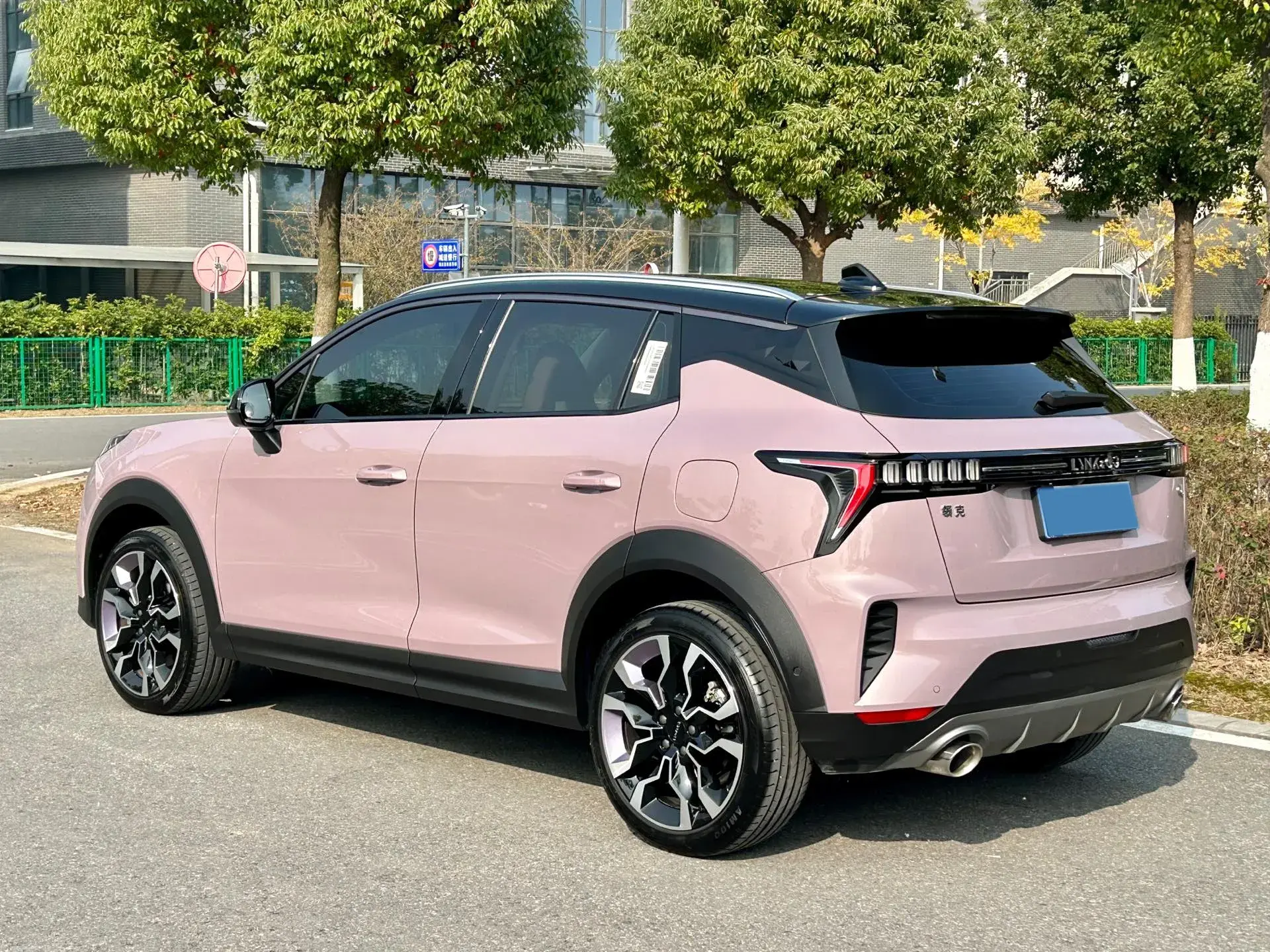 2023 LYNK&CO 06 thumbnail 3