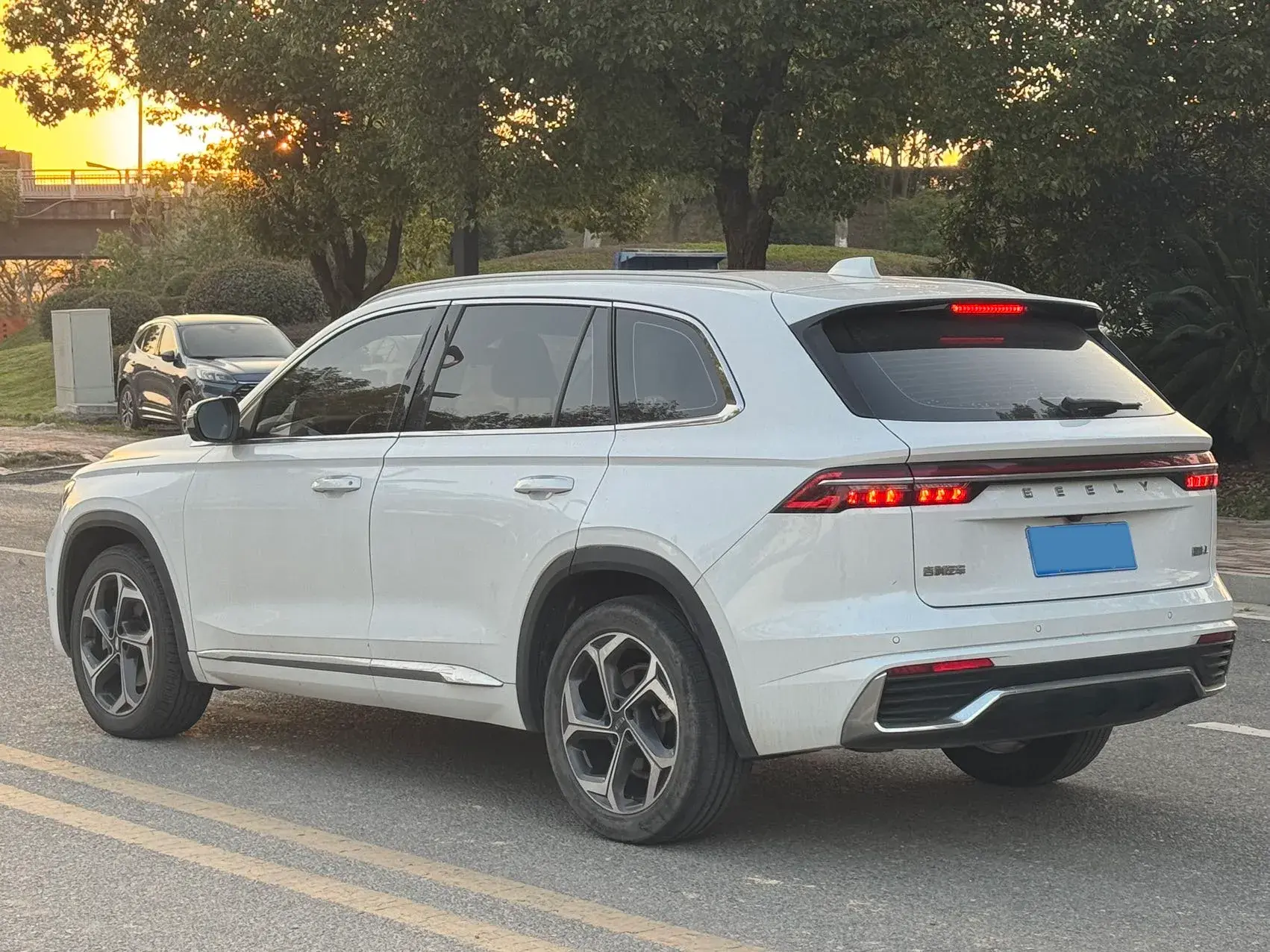 2021 GEELY MONJARO thumbnail 3