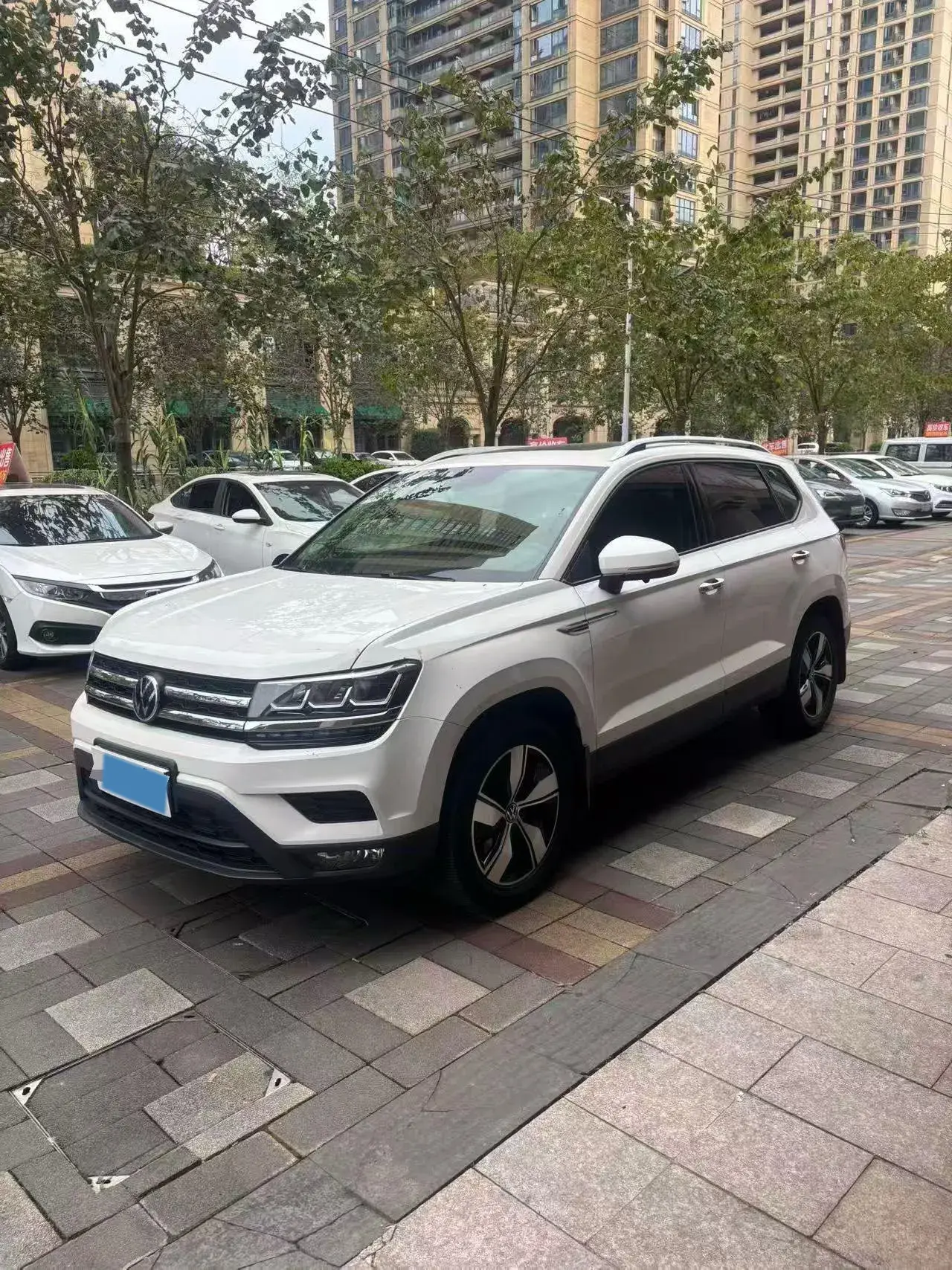 2021 VOLKSWAGEN THARU view 1