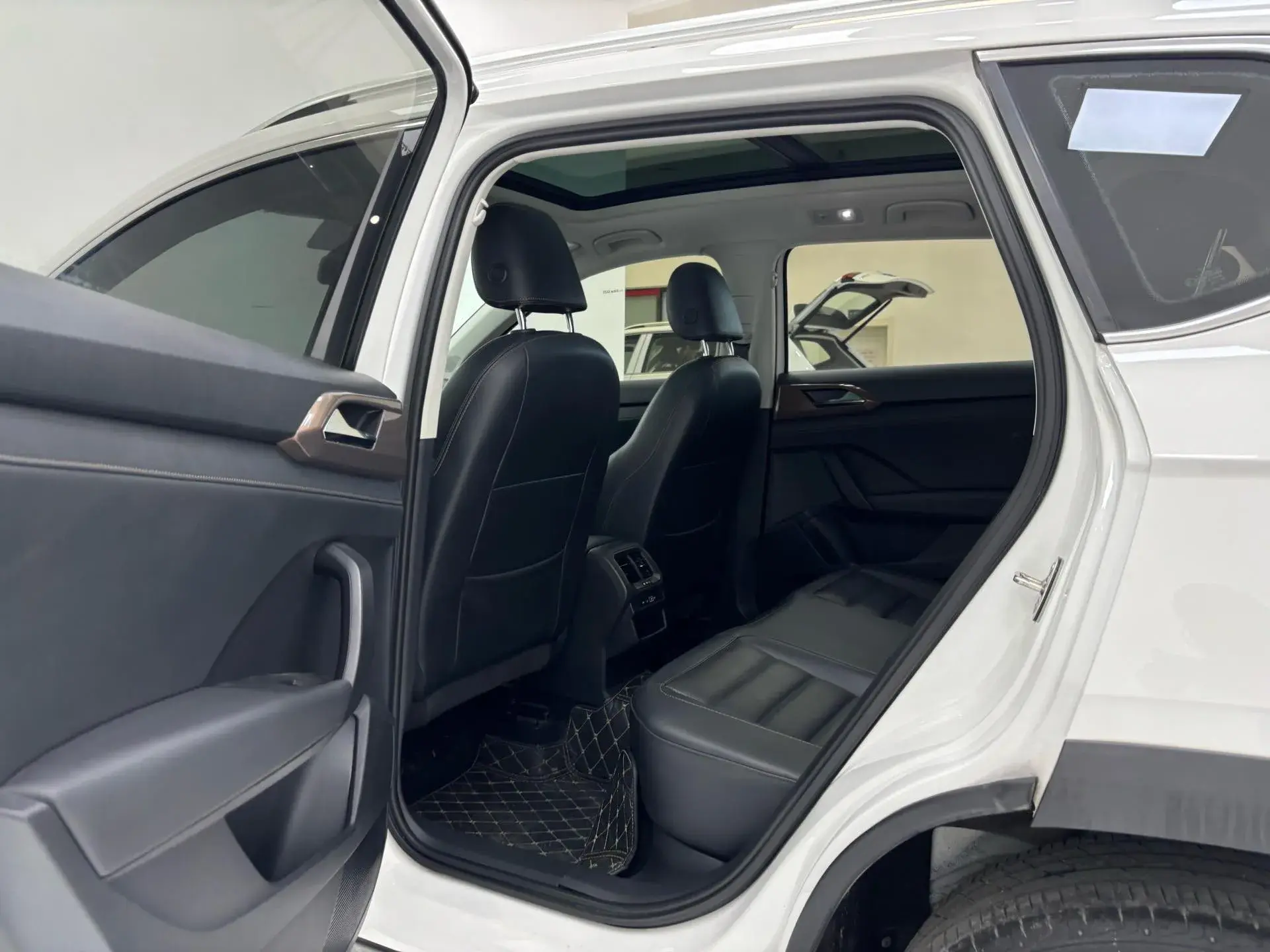 2021 VOLKSWAGEN THARU thumbnail 3