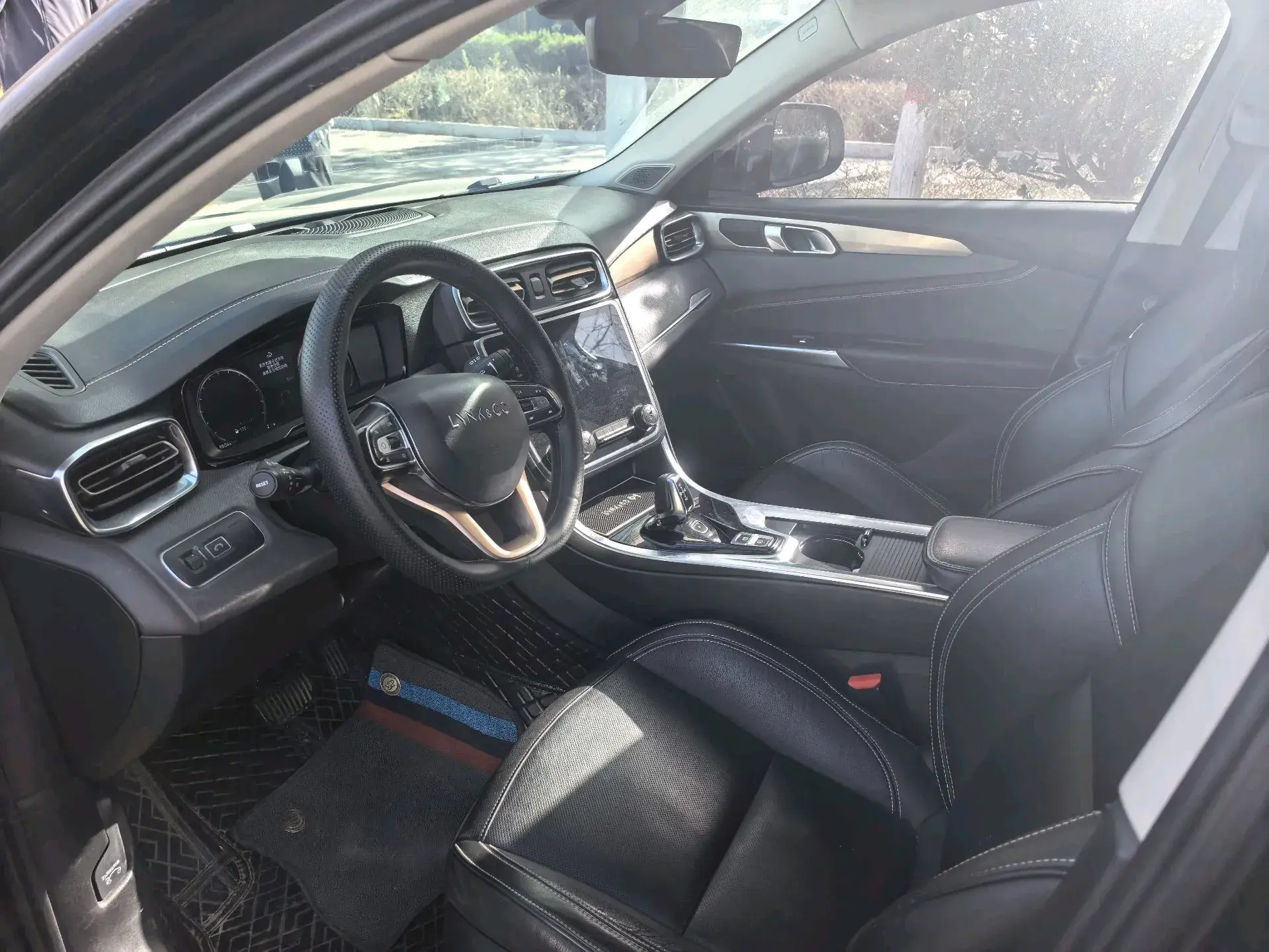 2017 LYNK&CO 01 thumbnail 2