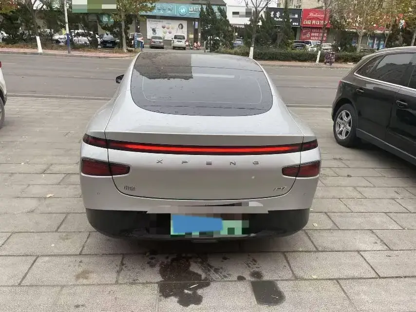 2023 XPENG P7 thumbnail 2