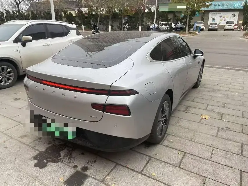 2023 XPENG P7 thumbnail 4