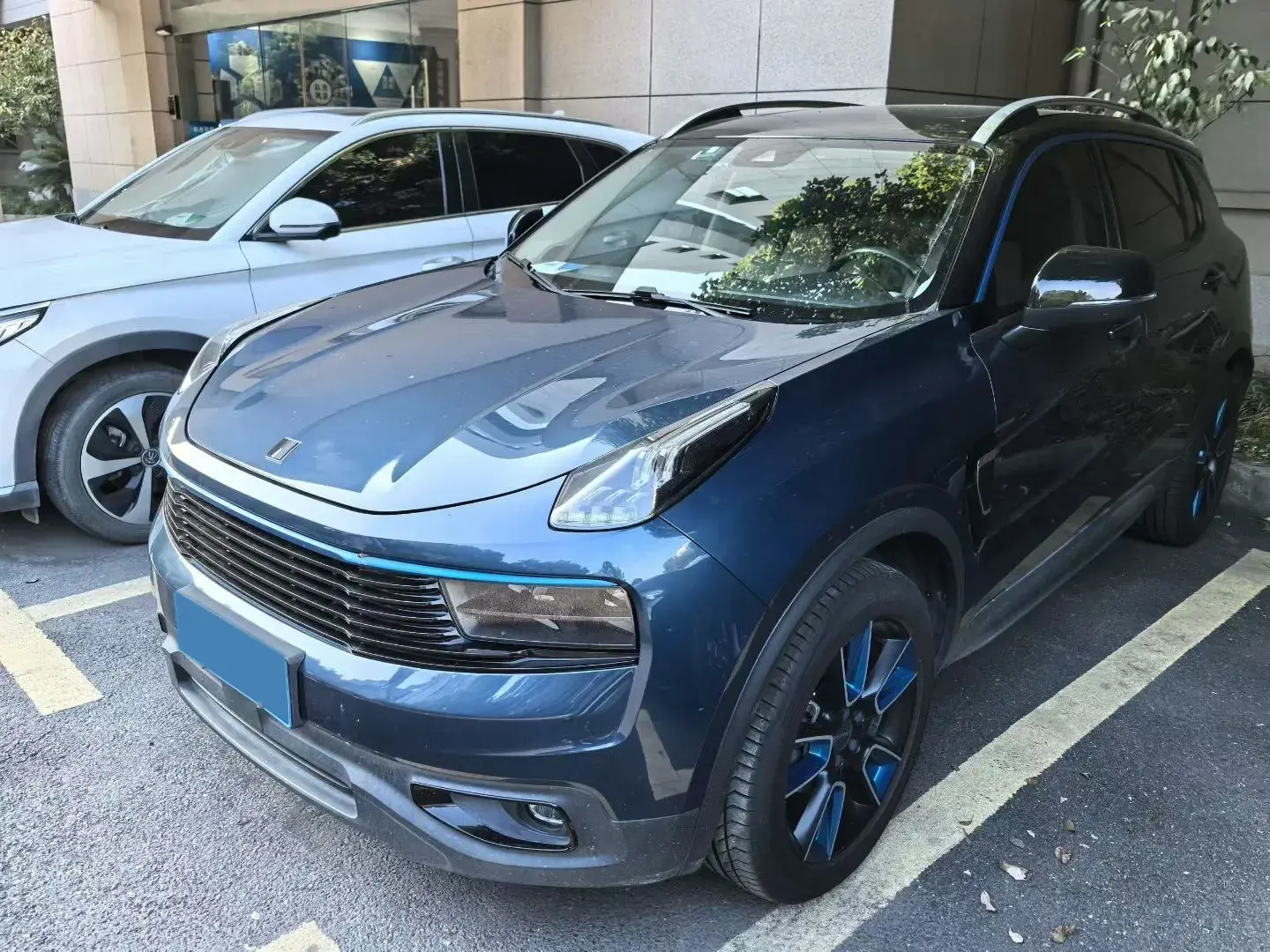 2018 LYNK&CO 01 view 1