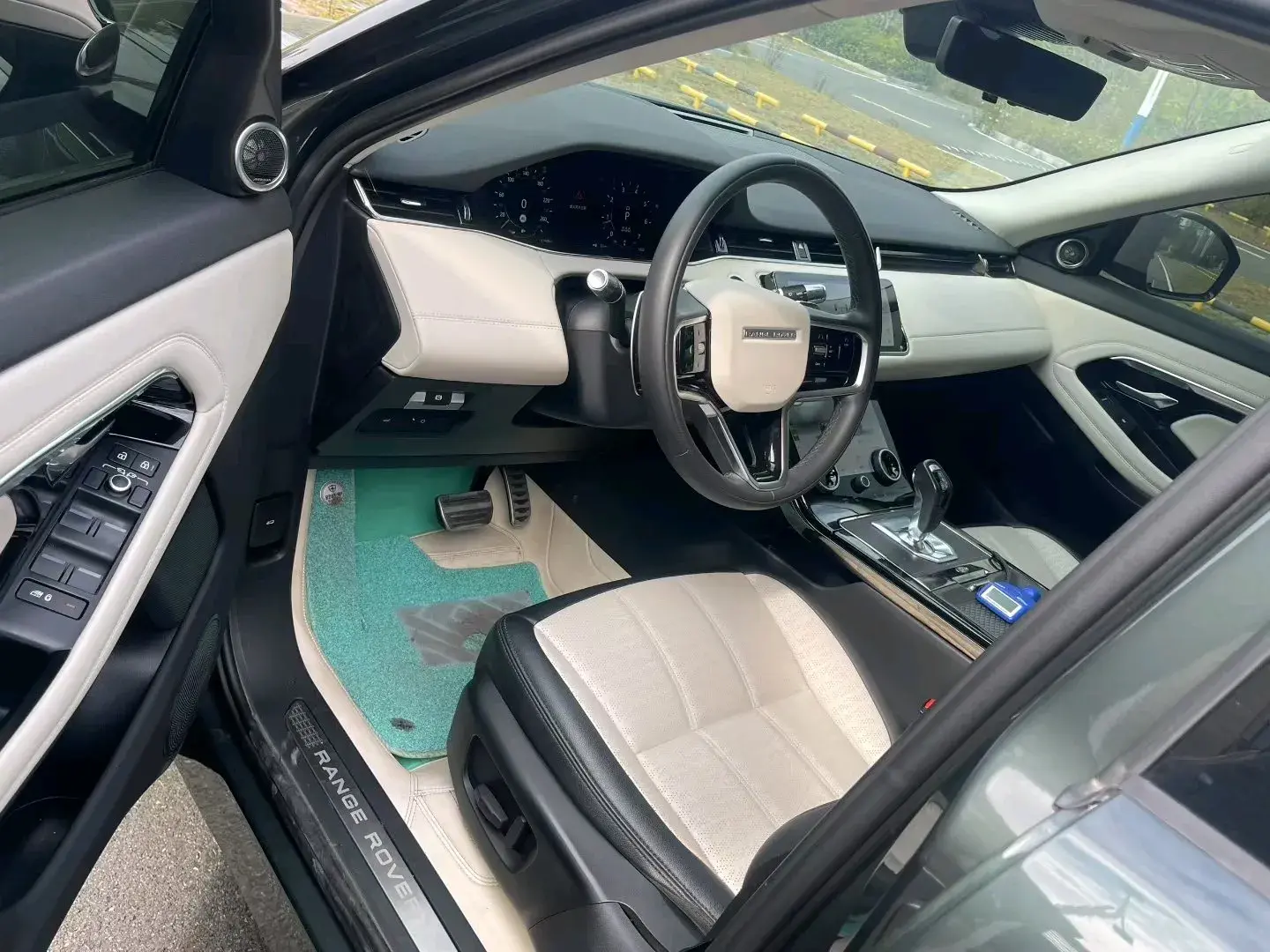 2021 LAND ROVER thumbnail 4