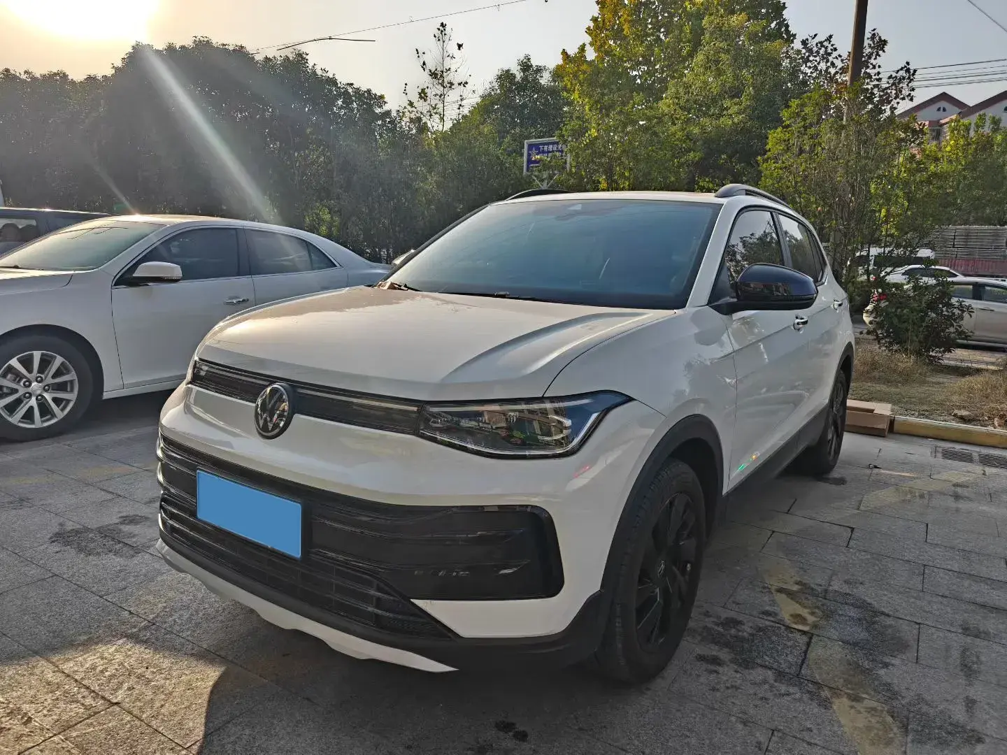 2023 VOLKSWAGEN THARU view 1