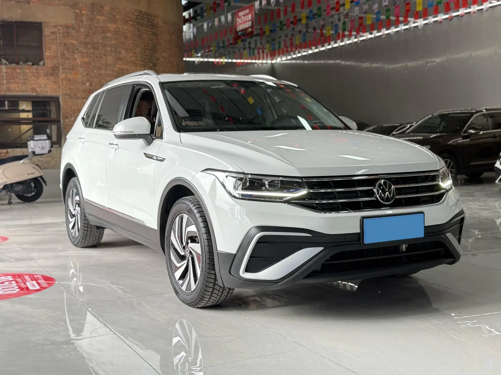 2023 VOLKSWAGEN TIGUAN thumbnail 2